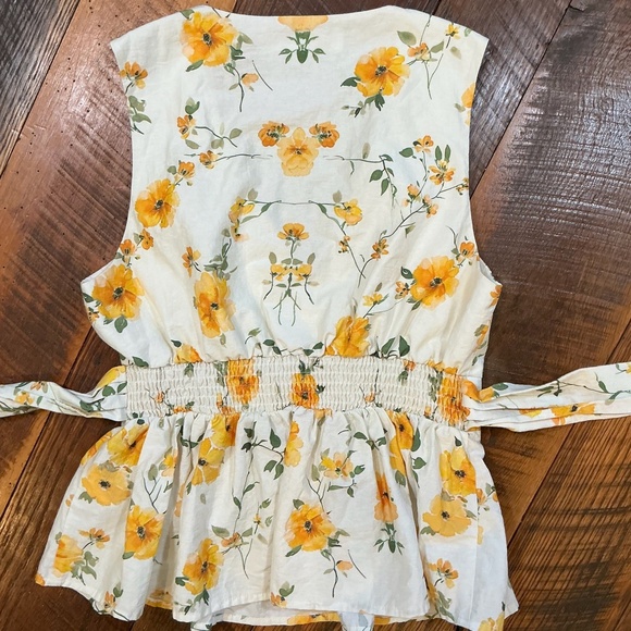 Essentielle by En Saison Yellow Floral Peplum Top Women’s Small - Picture 2 of 6